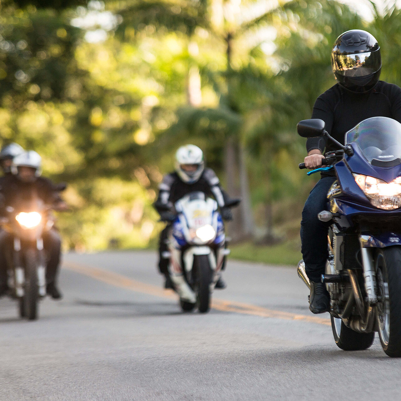 Ein Motorradclub macht eine Ausfahrt in die Natur