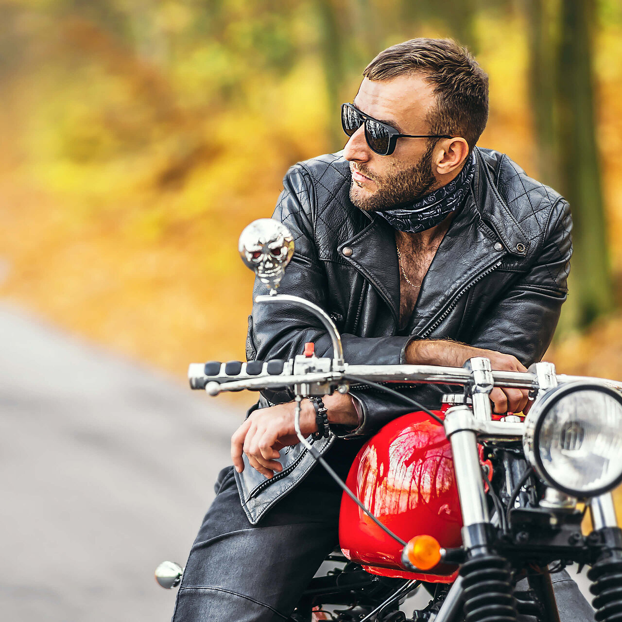 Ein Biker macht im Sattel seiner Harley eine kurze Pause